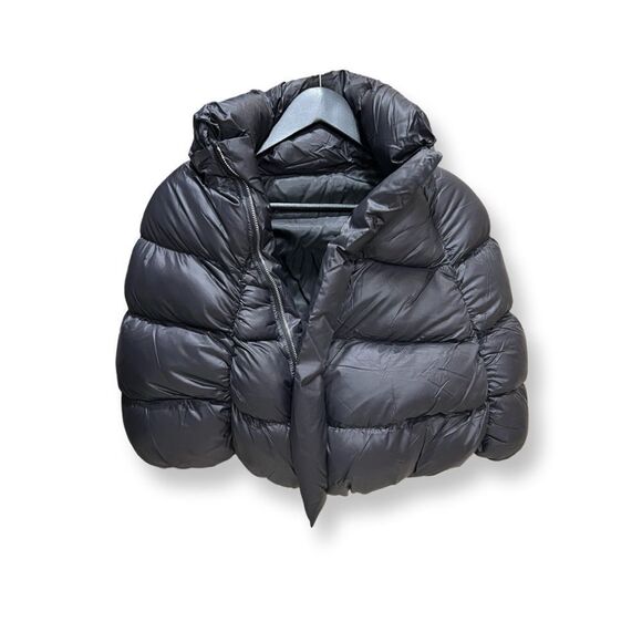 MET GALA - Black Quilted Puffer Cape - Picture 2 of 2